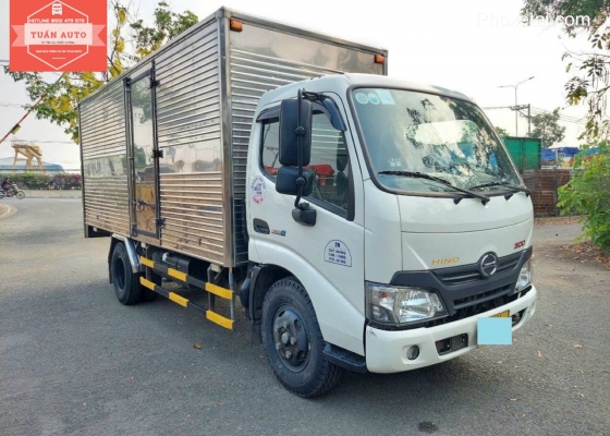 Xe tải Hino XZU650 thùng kín 1T7 đời 2020
